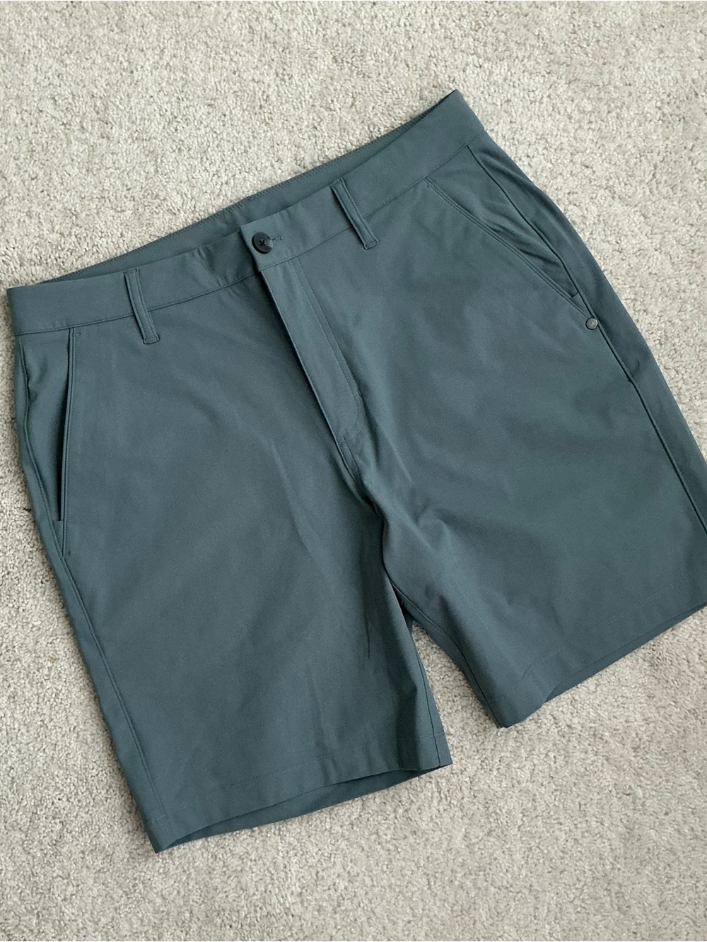Vuori Meta SHORTS Men's Flat Front Shorts in Teal Green